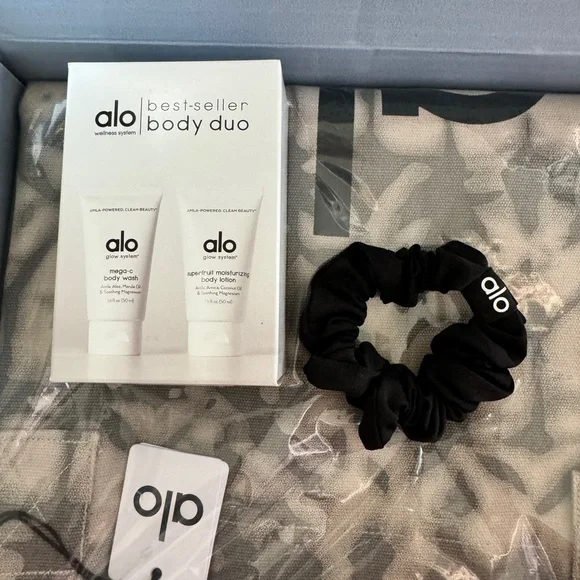 🌟New Alo Yoga Set 3pc Box - Picture 6 of 6